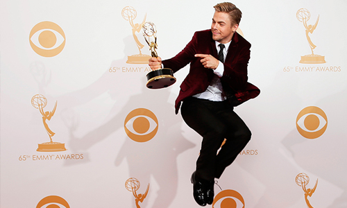 Дерек Хоу из "Танцев со звездами", канал АВС, со своей премией "Эмми" за выдающуюся Хореографию.