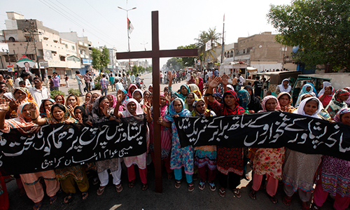 Члены пакистанской христианской общины скандируют лозунги во время акции протеста, осуждающей теракт, нацеленный на церковь в Пешаваре, Карачи.