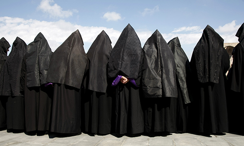 Священнослужители перед началом Епископского собрания Армянской Апостольской церкви в Эчмиадзине.