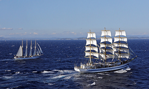 Российский парусник "Мир" (справа) и португальский "Санта Мария Мануэлла".