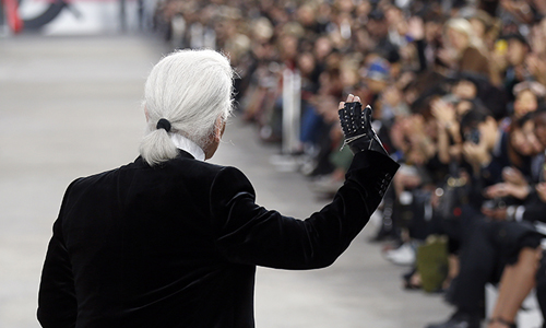 На Неделе Моды в Париже Карл Лагерфельд представил коллекцию, созданную им для Дома Шанель.