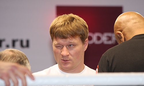 Боксеры-супертяжеловесы Александр Поветкин и Владимир Кличко провели открытую тренировку в  одном из спортивных клубов Москвы. 5 октября россиянин и украинец проведут бой за титулы WBA, IBF и WBO.