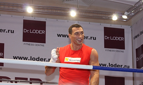 Боксеры-супертяжеловесы Александр Поветкин и Владимир Кличко провели открытую тренировку в  одном из спортивных клубов Москвы. 5 октября россиянин и украинец проведут бой за титулы WBA, IBF и WBO.