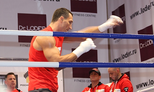 Боксеры-супертяжеловесы Александр Поветкин и Владимир Кличко провели открытую тренировку в  одном из спортивных клубов Москвы. 5 октября россиянин и украинец проведут бой за титулы WBA, IBF и WBO.