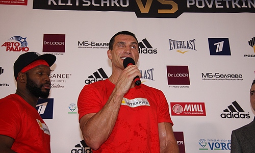 Боксеры-супертяжеловесы Александр Поветкин и Владимир Кличко провели открытую тренировку в  одном из спортивных клубов Москвы. 5 октября россиянин и украинец проведут бой за титулы WBA, IBF и WBO.