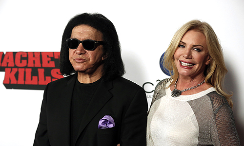 Джин Симмонс, Kiss, и его жена Шэннон Твид на премьере фильма "Мачете убивает" в Лос-Анджелесе.