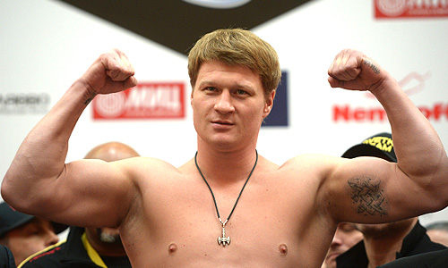 Российский боксер Александр Поветкин на церемонии взвешивания перед боем с украинским боксером Владимиром Кличко, который состоится 5 октября 2013 года в Москве.