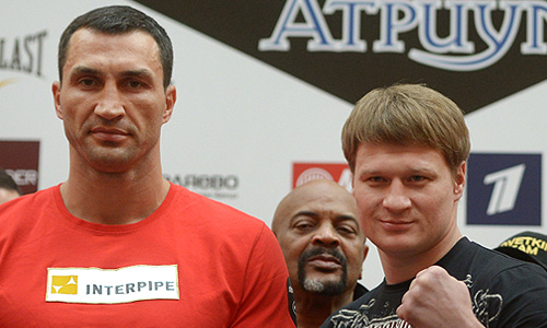 Украинский боксер Владимир Кличко (слева) и российский боксер Александр Поветкин на церемонии взвешивания перед боем, который состоится 5 октября 2013 года в Москве.