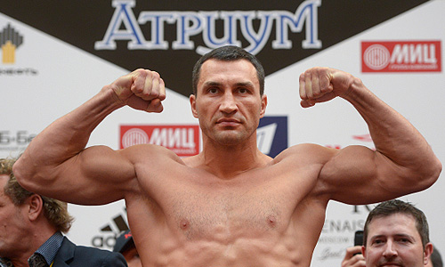 Украинский боксер Владимир Кличко на церемонии взвешивания перед боем с российским боксером Александром Поветкиным, который состоится 5 октября 2013 года в Москве.