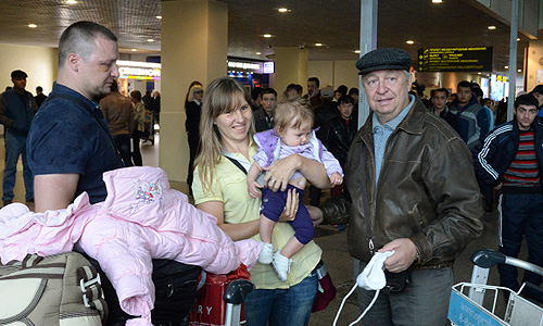 Эвакуированные сотрудники посольства России в Ливии и члены их семей в аэропорту "Домодедово".