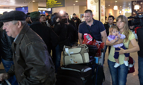 Эвакуированные сотрудники посольства России в Ливии и члены их семей в аэропорту "Домодедово".