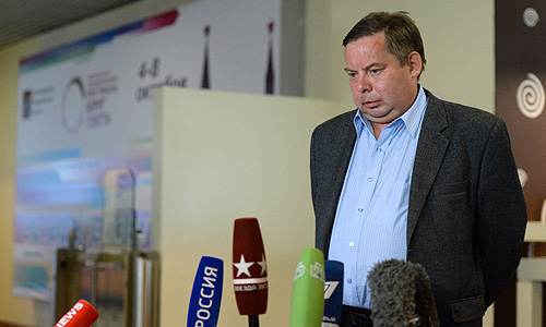 Посол России в Ливии Иван Молотков отвечает на вопросы журналистов в аэропорту "Домодедово".