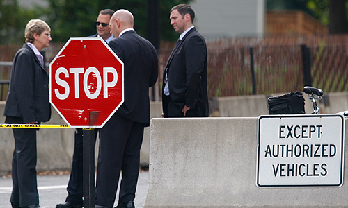 Полиция США застрелила виновницу стрельбы у здания конгресса. Ранее женщина протаранила на автомобиле заграждения у Белого дома. По предварительным данным, погибшая страдала послеродовой депрессией.