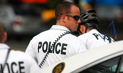 Полиция США застрелила виновницу стрельбы у здания конгресса. Ранее женщина протаранила на автомобиле заграждения у Белого дома. По предварительным данным, погибшая страдала послеродовой депрессией.