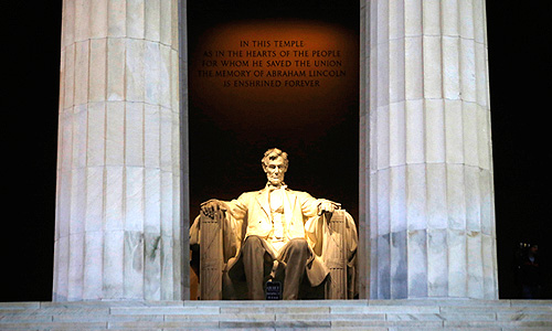 Мемориал Линкольна — мемориальный комплекс, расположенный на Национальной аллее в центре Вашингтона.