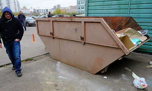 В понедельник в мусорном контейнере в подмосковной Салтыковке были обнаружены тела пяти мертвых младенцев. Сначала было найдено тело одного ребенка, после чего последовали еще четыре страшные находки. Каждое тело было завернуто в отдельный полиэтиленовый пакет.