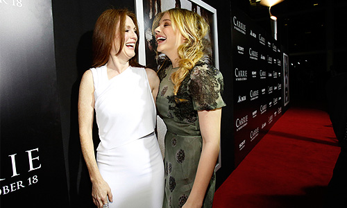Джулианна Мур и Хлоя Морец на премьере фильма "Carrie" ("Телекинез") в Лос-Анджелесе.