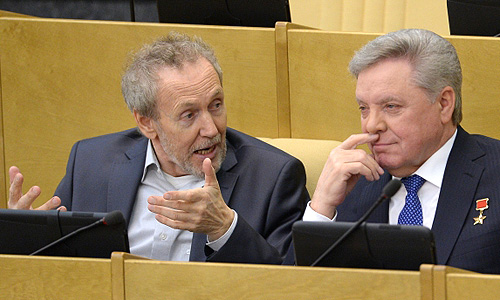 Член комитета Государственной Думы РФ по труду, социальной политике и делам ветеранов, депутат фракции "Единая Россия" Валерий Трапезников (слева) и член комитета ГД по международным делам, депутат фракции "Единая Россия" Борис Громов на пленарном заседании нижней палаты российского парламента.