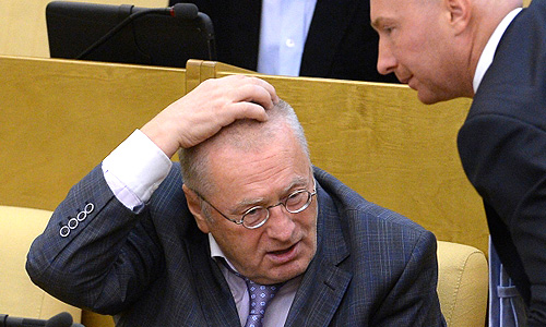 Член комитета Государственной Думы РФ по обороне, руководитель фракции ЛДПР Владимир Жириновский (слева) и заместитель председателя Госдумы РФ, депутат фракции ЛДПР Игорь Лебедев на пленарном заседании нижней палаты российского парламента.