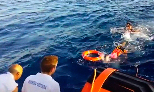 В настоящее время известно о 232 погибших в результате крушения судна на прошлой неделе, 155 человек удалось спасти. Между тем, 100 человек все еще числятся пропавшими без вести. Сотрудники итальянской службы береговой охраны во вторник решили продолжить их поиски. До этого они планировали завершить их уже во вторник. Всего на потерпевшем крушение судне находилось 518 человек.