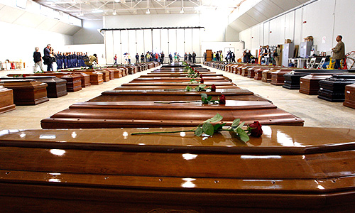 В настоящее время известно о 232 погибших в результате крушения судна на прошлой неделе, 155 человек удалось спасти. Между тем, 100 человек все еще числятся пропавшими без вести. Сотрудники итальянской службы береговой охраны во вторник решили продолжить их поиски. До этого они планировали завершить их уже во вторник. Всего на потерпевшем крушение судне находилось 518 человек.