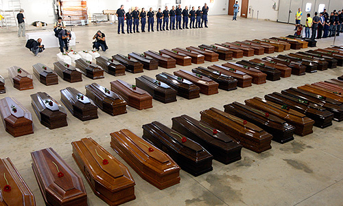 Сотрудники итальянской полиции заключили под стражу гражданина Туниса Бен Салима Халеда, который, предположительно, перевозил нелегальных иммигрантов из Африки, погибших в результате недавнего крушения судна у берегов острова Лампедузы.