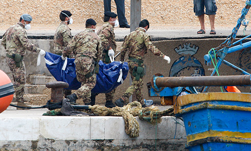 В настоящее время известно о 232 погибших в результате крушения судна на прошлой неделе, 155 человек удалось спасти. Между тем, 100 человек все еще числятся пропавшими без вести. Сотрудники итальянской службы береговой охраны во вторник решили продолжить их поиски. До этого они планировали завершить их уже во вторник. Всего на потерпевшем крушение судне находилось 518 человек.