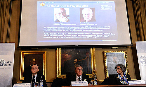Нобелевская премия в области физики присуждена профессорам Питеру Хиггсу и Франсуа Энглеру за "обнаружение механизма, который помогает нам понимать происхождение массы субатомарных частиц, существование которого было доказано обнаружением предсказанной элементарной частицы в ЦЕРН", говорится в заявлении комитета, вышедшем во вторник.