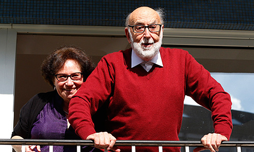 Награду в области физики получили Питер Хиггс и Франсуа Энглер (на фото) за обнаружение элементарной частицы – бозона Хиггса. Их открытие помогло ученым лучше понять механизм происхождения массы субатомарных частиц.