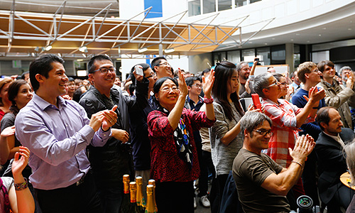 Нобелевская премия в области физики присуждена профессорам Питеру Хиггсу и Франсуа Энглеру за "обнаружение механизма, который помогает нам понимать происхождение массы субатомарных частиц, существование которого было доказано обнаружением предсказанной элементарной частицы в ЦЕРН", говорится в заявлении комитета, вышедшем во вторник.