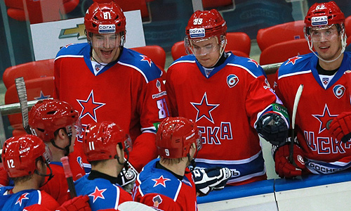 Игроки ПХК ЦСКА поздравляют друг друга с голом, забитым в ворота команды соперников в матче регулярного чемпионата Континентальной хоккейной лиги между ПХК ЦСКА (Москва) и ХК "Салават Юлаев" (Уфа).