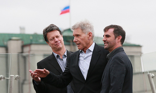 Режиссер Гевин Худ, актер Харрисон Форд и сценарист Роберто Орси (слева направо) во время фотоколла в отеле "Ритц-Карлтон" в Москве.