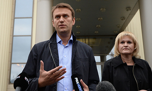 Оппозиционер Алексей Навальный и адвокат Ольга Михайлова у здания Мосгорсуда после судебного заседания.