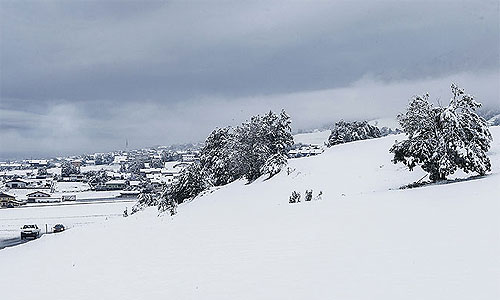 Экстренные службы Центральной Европы устраняют последствия снежного циклона. На западе Австрии всего за полчаса на дорогах выросли сугробы, полиция зафиксировала десятки ДТП. Несколько пострадавших в авариях получили тяжелые травмы и были доставлены в госпиталь.