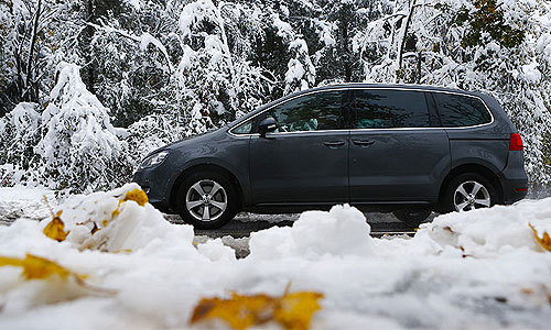 Экстренные службы Центральной Европы устраняют последствия снежного циклона. На западе Австрии всего за полчаса на дорогах выросли сугробы, полиция зафиксировала десятки ДТП. Несколько пострадавших в авариях получили тяжелые травмы и были доставлены в госпиталь.