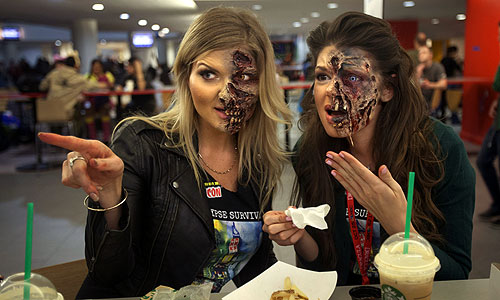 Художницы по гриму на конференции ComicCon в Нью-Йорке.