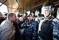 Местные жители общаются с сотрудниками полиции во время народного схода возле торгового центра "Бирюза" в московском районе Бирюлево. Местные жители собрались у торгового комплекса "Бирюза" в районе Бирюлево Западное в Москве, требуя найти убийц Егора Щербакова.