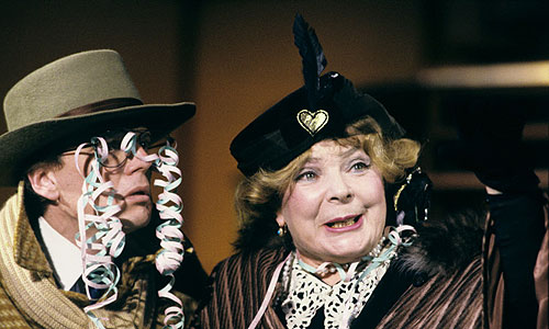 Сцена из спектакля Московского академического театра Сатиры "Босиком по парку" по пьесе Н.Саймона. Народная артистка РСФСР Ольга Аросева в роли миссис Бэнкс, заслуженный артист РСФСР Юрий Васильев в роли Поля Брэттера.