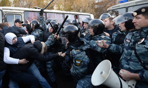 Сотрудники полиции пресекают массовые беспорядки возле торгового центра "Бирюза" в московском районе Бирюлево. Местные жители собрались у торгового комплекса "Бирюза" в районе Бирюлево Западное в Москве, требуя найти убийц Егора Щербакова.