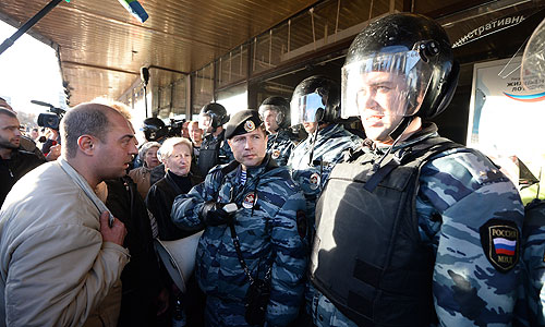 Местные жители общаются с сотрудниками полиции во время народного схода возле торгового центра "Бирюза" в московском районе Бирюлево. Местные жители собрались у торгового комплекса "Бирюза" в районе Бирюлево Западное в Москве, требуя найти убийц Егора Щербакова.