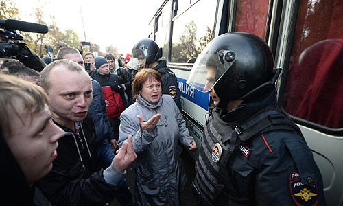 Местные жители общаются с сотрудниками полиции во время народного схода возле торгового центра "Бирюза" в московском районе Бирюлево. Местные жители собрались у торгового комплекса "Бирюза" в районе Бирюлево Западное в Москве, требуя найти убийц Егора Щербакова.