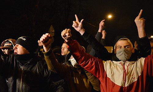 Участники массовых беспорядков возле торгового центра "Бирюза" в московском районе Бирюлево Западное. Местные жители собрались у торгового комплекса, требуя найти убийц Егора Щербакова.