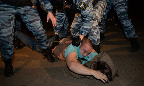 Сотрудники полиции задерживают участников беспорядков во время народного схода в московском районе Бирюлево. Местные жители собрались у торгового комплекса "Бирюза" в районе Бирюлево Западное в Москве, требуя найти убийц Егора Щербакова.