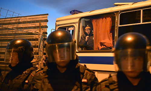 Сотрудники полиции обеспечивают безопасность во время народного схода в московском районе Бирюлево. Местные жители собрались у торгового комплекса "Бирюза" в районе Бирюлево Западное в Москве, требуя найти убийц Егора Щербакова.