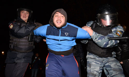 Сотрудники полиции задерживают участников беспорядков во время народного схода в московском районе Бирюлево. Местные жители собрались у торгового комплекса "Бирюза" в районе Бирюлево Западное в Москве, требуя найти убийц Егора Щербакова.