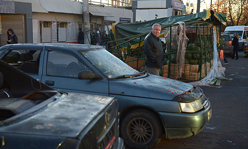 Разгромленная палатка с арбузами и разбитые автомобили во время массовых беспорядков у станции "Бирюлево-Товарная". 13 октября жители района вышли на улицы с требованием найти убийцу 25-летнего москвича Егора Щербакова. "Народный сход" закончился беспорядками.