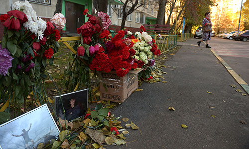 Цветы, принесенные жителями района Западное Бирюлево, на месте убийства 25-летнего москвича Егора Щербакова.