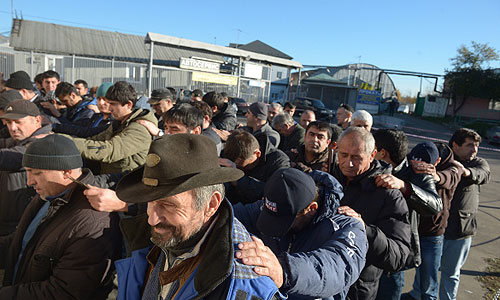 В Ступинском проезде продолжает дежурить большое число полицейских, у овощебазы припарковано несколько автомобилей ГУ МВД России по Москве. Также здесь находятся грузовики полиции и экипажи ДПС. Некоторые автомобили, поворачивающие в проезд со стороны улицы Подольских курсантов, останавливаются сотрудниками ДПС, которые проводят проверку документов.