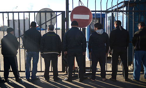 Массовое задержание мигрантов сотрудниками полиции в ходе проверки на овощной базе в Западном Бирюлево.