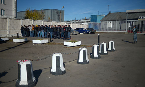 Массовое задержание мигрантов сотрудниками полиции в ходе проверки на овощной базе в Западном Бирюлево.